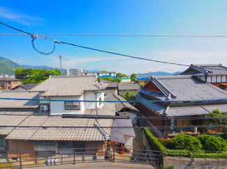 【展望】 | 【穏やかな街並みの眺望】
バルコニーから見える穏やかな街並み
爽やかな風と柔らかく降り注ぐ陽光を感じて頂けます。心地良い開放感が暮らしにゆとりと充足感をもたらします