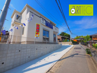 【前面道路含む現地写真】 | 【前面道路】
前面道路は毎日の駐車の出し入れで大事なポイントです！
車種によっても便利・不便がありますのでご確認ください♪