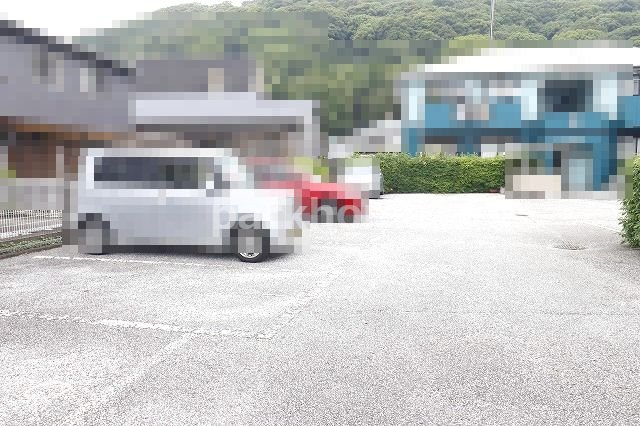 ラピスハイネスB棟の駐車場|カースペースがあります