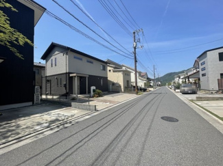 【前面道路含む現地写真】