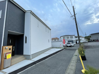 【外観】 | 日進市岩崎町 全1棟　＜仲介手数料無料＞北小・日進中　新築一戸建て | 撮影
社長の村田です！
自らプレイヤーとして営業しています
長年の経験と実績から皆様により良いマイホーム購入のご提案をいたします。
住宅ローンの不安や購入後の不安等何でもご相談ください。