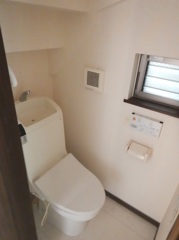 目白5丁目中古戸建のトイレ