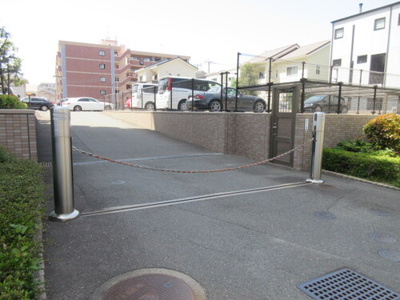 【駐車場】 | サーパス鳥飼七丁目 | 駐車場：駐車場入口（チェーンゲート）     （2023年4月撮影）