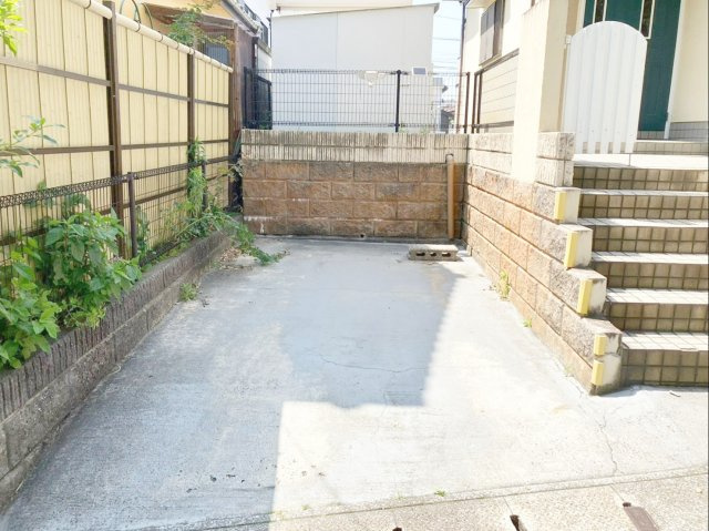 須恵町上須惠長禮（戸建）の駐車場|【駐車場】駐車場現況1台、拡張等リフォームも担当までご相談ください！
