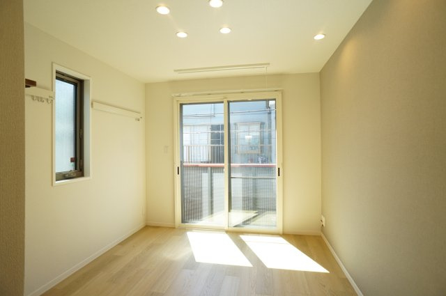 メゾン・サウスロックの洋室|2面採光の洋室は南西向きで日当たり良好♪