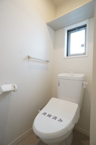 メゾン・サウスロックのトイレ|温水洗浄便座♪上部に窓・収納棚有り