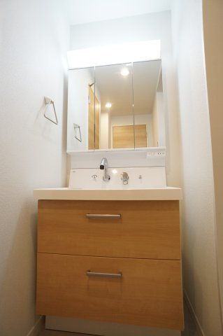 メゾン・サウスロックの洗面所|3面鏡のシャンプードレッサー