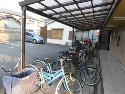 【その他共用部分】 | ハイツ吉田 | 屋根付きの駐輪場です。