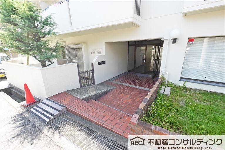 ジークレフ本山のエントランス