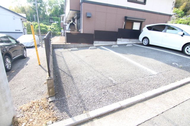 コーエイラポール日吉弐番館の駐車場
