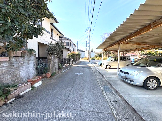 横戸町　売地の前面道路含む現地写真|横戸町　売地　更地渡し　間口11ｍ　北西側3.9ｍ公道面　約42坪の整形地　建築条件なし