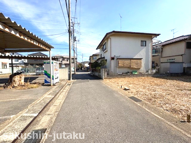 横戸町　売地の前面道路含む現地写真|横戸町　売地　更地渡し　間口11ｍ　北西側3.9ｍ公道面　約42坪の整形地　建築条件なし