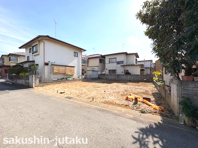 横戸町　売地の前面道路含む現地写真|横戸町　売地　更地渡し　間口11ｍ　北西側3.9ｍ公道面　約42坪の整形地　建築条件なし