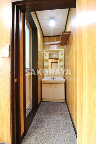 大岩町貸家SUの洗面所|A棟。現況と異なる場合があります。