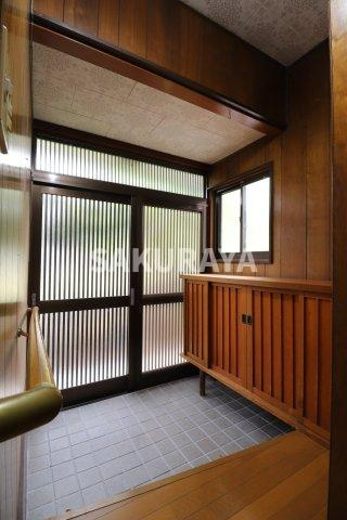 大岩町貸家SUの玄関|A棟。現況と異なる場合があります。