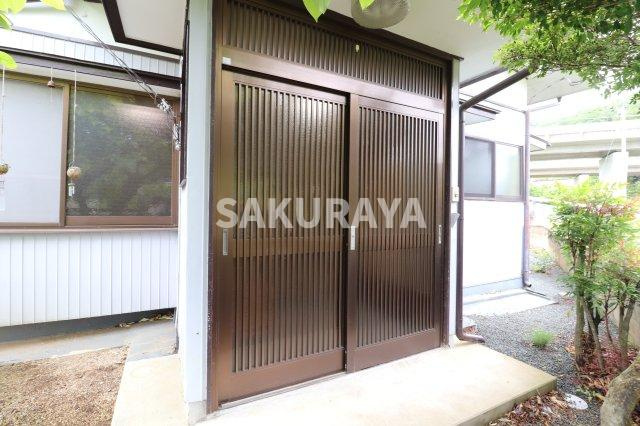 大岩町貸家SUの玄関|A棟。現況と異なる場合があります。