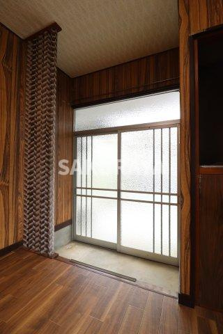 大岩町貸家SUの玄関|B棟。現況と異なる場合があります。