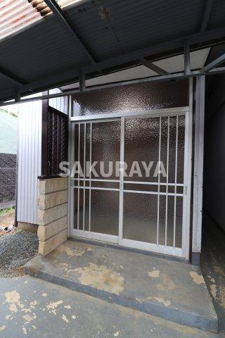 大岩町貸家SUの玄関|B棟。現況と異なる場合があります。