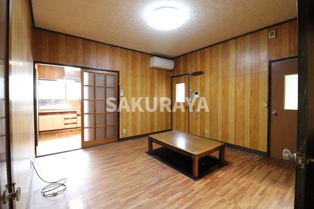 大岩町貸家SUの居間・リビング|A棟。現況と異なる場合があります。