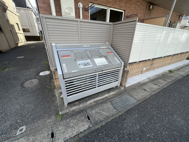 建物すぐ横にゴミ捨て場あります