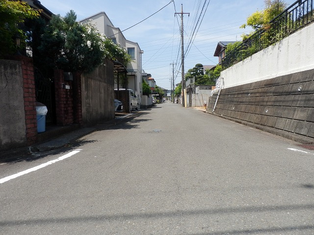 【前面道路含む現地写真】 | 八王子市南陽台1丁目　売地 | 南西側５ｍ前面公道