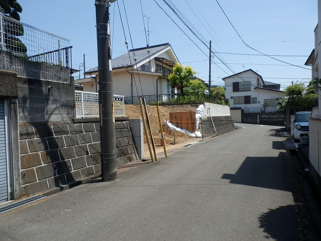 【前面道路含む現地写真】 | 八王子市南陽台1丁目　売地 | 南西側５ｍ前面公道