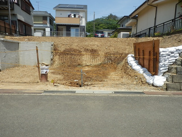 【外観】 | 八王子市南陽台1丁目　売地 | 南側カースペース (2)