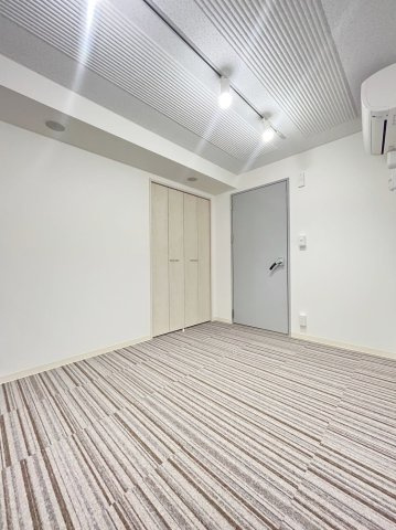 「防音マンション」Konomi Oyamaの寝室|防音室の天井にはBluetooth仕様のスピーカーも備え付け！4台までペアリング接続でき入居した日から使用可能です。