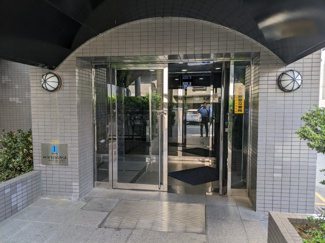 【エントランス】 | 外と内をつなぐエントランスは、まさに顔となる場所。優美な雰囲気を醸し出し、お住まいの方を心地よくお迎えします♪