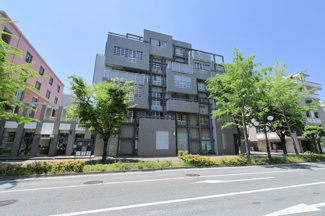 【外観】 | 藤崎駅まで徒歩11分。徒歩2分のバス停からバスも出ています。福岡きっての文教地区で各種施設が充実している百道浜エリア。学校が近いのでお子さまの通学も安心です
