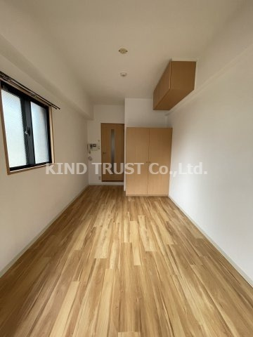 ラナップスクエア天満プライムの居間・リビング|こちらのリビングで趣味の時間をお楽しみください