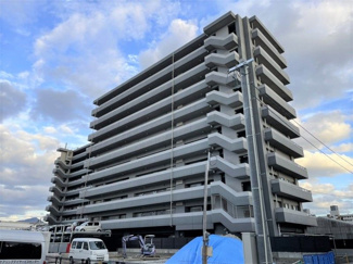 【外観】 | 3号線や高速道路が近いので、車での移動が便利な立地です。敷地内駐車場空きがあるので、車をお持ちの方でも安心ですね