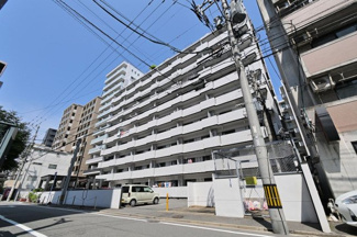 【外観】 | 西鉄平尾駅まで徒歩9分。徒歩2分のバス停からバスも出ています。徒歩圏内には買い物施設や飲食店が充実しており、快適に生活していただけます♪
