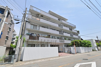 【外観】 | 閑静な住宅地に建つオートロックマンション。徒歩圏内には買い物施設が充実しています。近隣駐車場確保済みなので、車をお持ちの方でも安心ですね