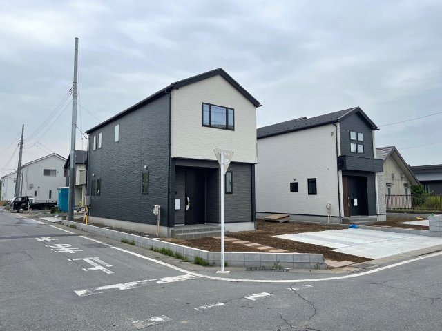 高崎市新町41期（全5棟）1号棟の外観|隣地との距離も保ちながらも綺麗な街並みに溶け込みました！ 駐車スペースやお庭も十分に確保しています！