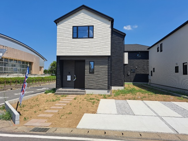 高崎市新町41期（全5棟）1号棟の外観|隣地との距離も保ちながらも綺麗な街並みに溶け込みました！ 駐車スペースやお庭も十分に確保しています！