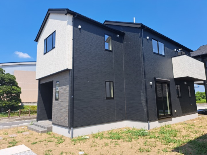 高崎市新町41期（全5棟）1号棟の外観|ナチュラルで飽きの来ないデザインは流行に左右されない家の形です。外構も綺麗に仕上がっています(^▽^)/
