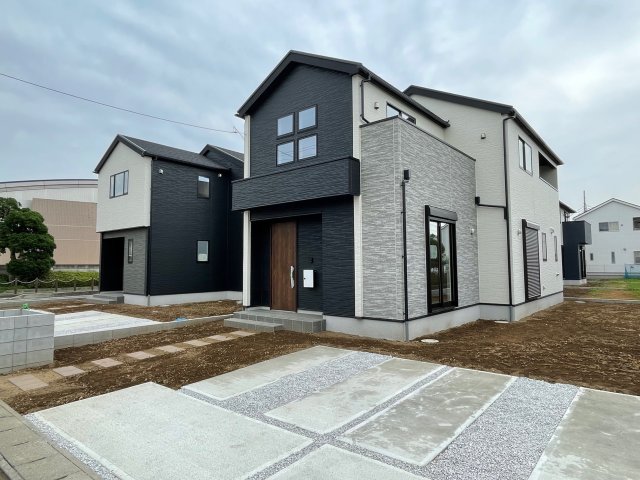 高崎市新町41期（全5棟）1号棟の外観|隣地との距離も保ちながらも綺麗な街並みに溶け込みました！ 駐車スペースやお庭も十分に確保しています！