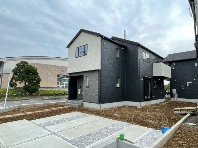 高崎市新町41期（全5棟）1号棟の外観|隣地との距離も保ちながらも綺麗な街並みに溶け込みました！ 駐車スペースやお庭も十分に確保しています！
