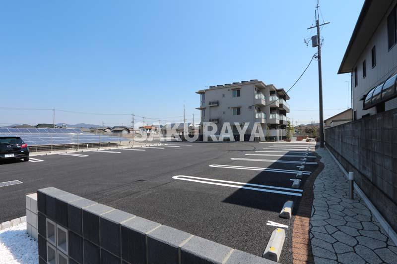 ラ・ルーチェの駐車場