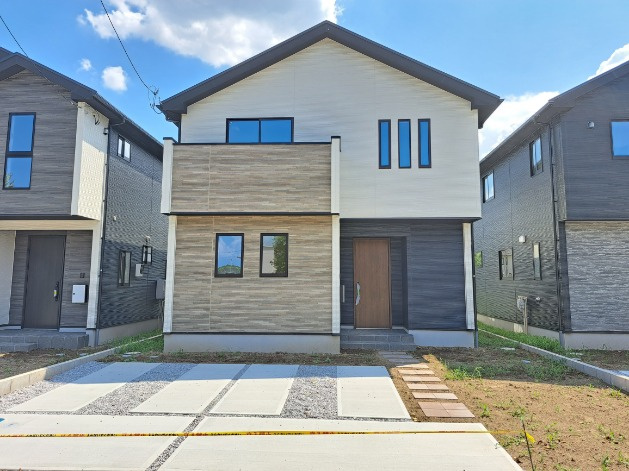 高崎市新町41期（全5棟）3号棟の外観|ナチュラルで飽きの来ないデザインは流行に左右されない家の形です。外構も綺麗に仕上がっています(^▽^)/
