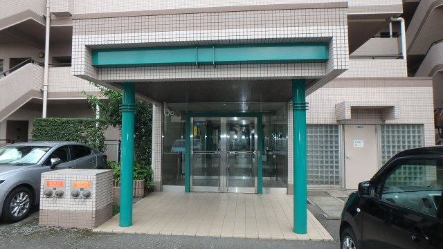 中銀稲荷山公園マンシオンのエントランス