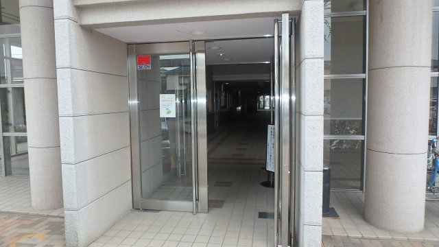 中銀稲荷山公園マンシオンのエントランス