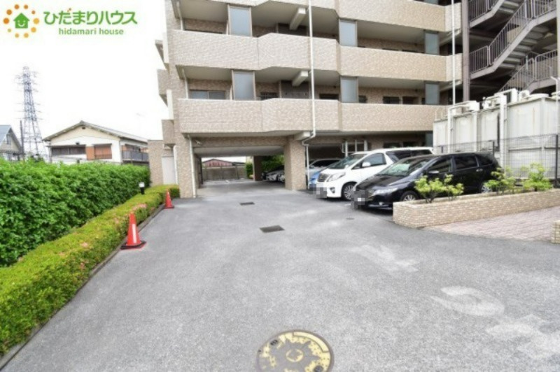 ローヤルシティ鴻巣の駐車場
