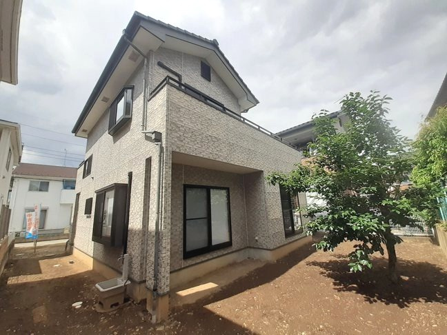 高崎市上佐野町　中古1980の外観|隣地との距離も保ちながらも綺麗な街並みに溶け込みました！
駐車スペースやお庭も十分に確保しています！