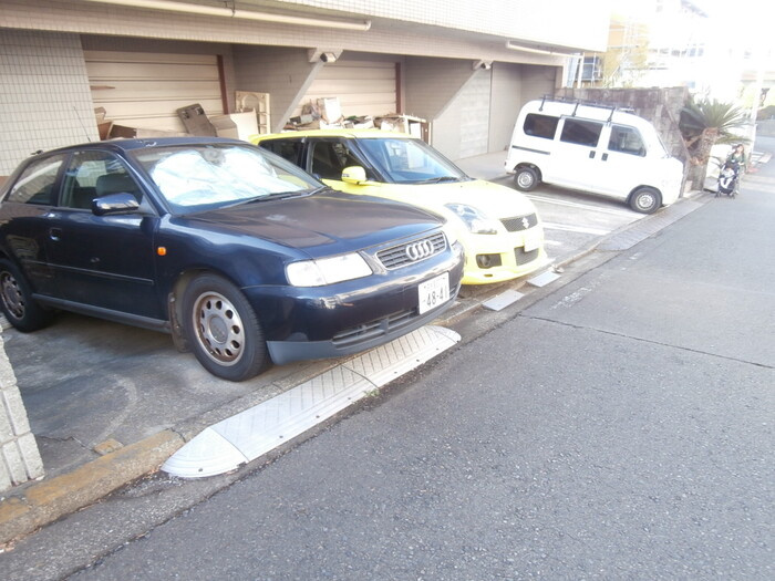 ロイヤルヒルの駐車場