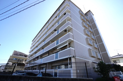 【外観】 | 【上質リフォーム】グラン・コート西原 | 【耐震性】
耐震性の高さを判断するポイントは、
建築確認申請日が1981年6月1日以降の
新耐震基準に適合しているかどうか。
震度６程度の大地震でも
建物が崩壊しないレベルが基準になりました。