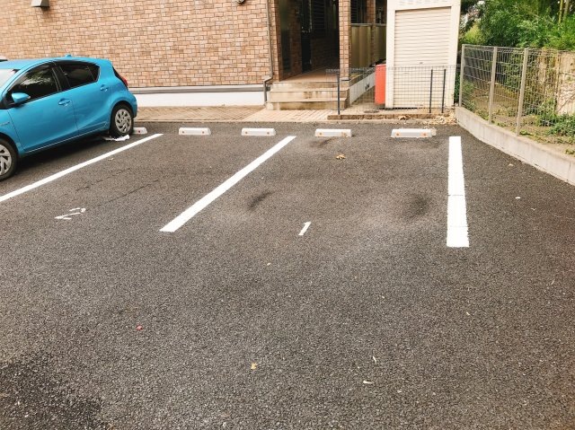 サンセール成田の駐車場
