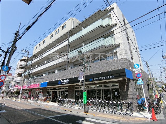 グランシャリオの外観|1階100均一ダイソーさんと自転車屋さん　2013年3月築　RC鉄筋コンクリート造地上5階建て1K～1LDK総戸数32戸　東京都大田区萩中2丁目　京急急行線糀谷駅近商店街沿いの立地！京急空港線糀谷駅近