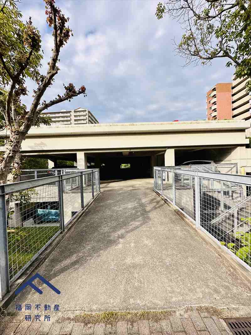 西福岡マリナタウンクレアコースト2番館の駐車場
